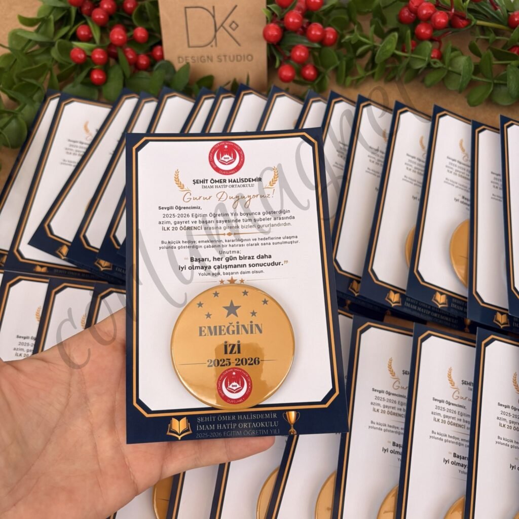 Okul Mezuniyet & Başarı Rozetli Tebrik Kartı